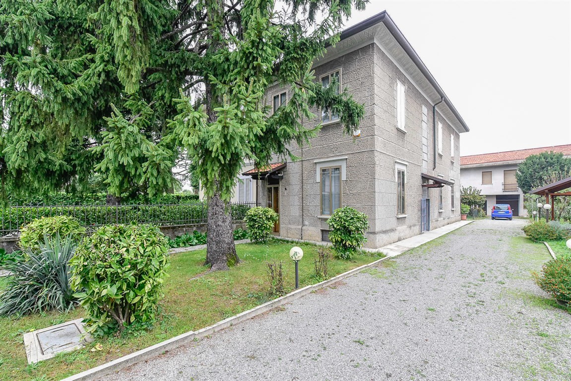 casa indipendente con due unità abitative in vendita a Meda (MB)