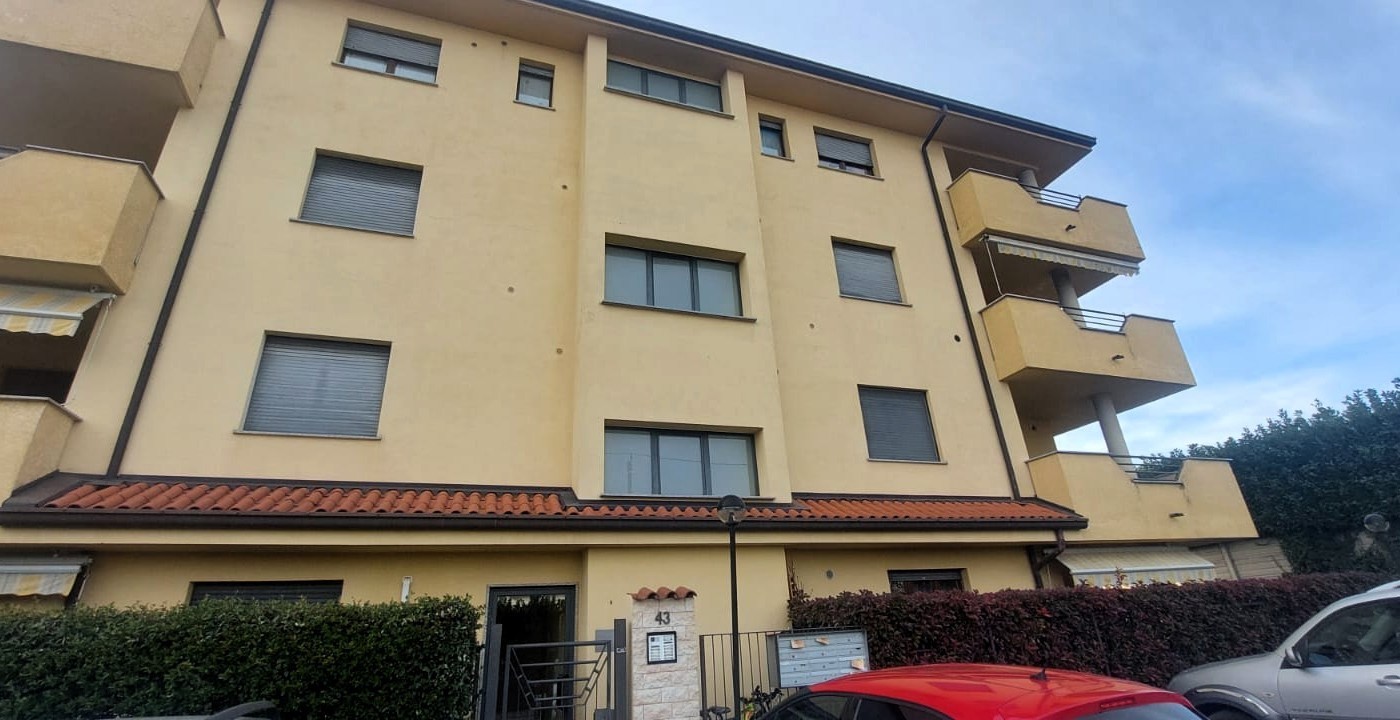 ultimo piano bilocale arredato in vendita a Mariano Comense (CO)